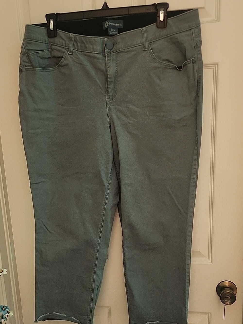 Democracy Cropped Jeans in Grey
